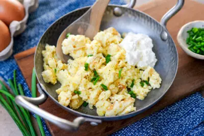 Cremiges Rührei mit Hüttenkäse: Ein Protein-Kraftpaket in 15 Minuten