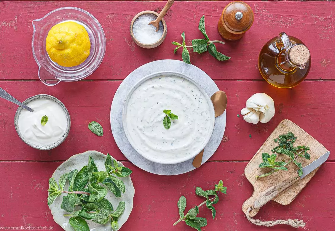 Erfrischender Joghurt-Minz-Dip: Ein kulinarischer Alleskönner für jeden Anlass