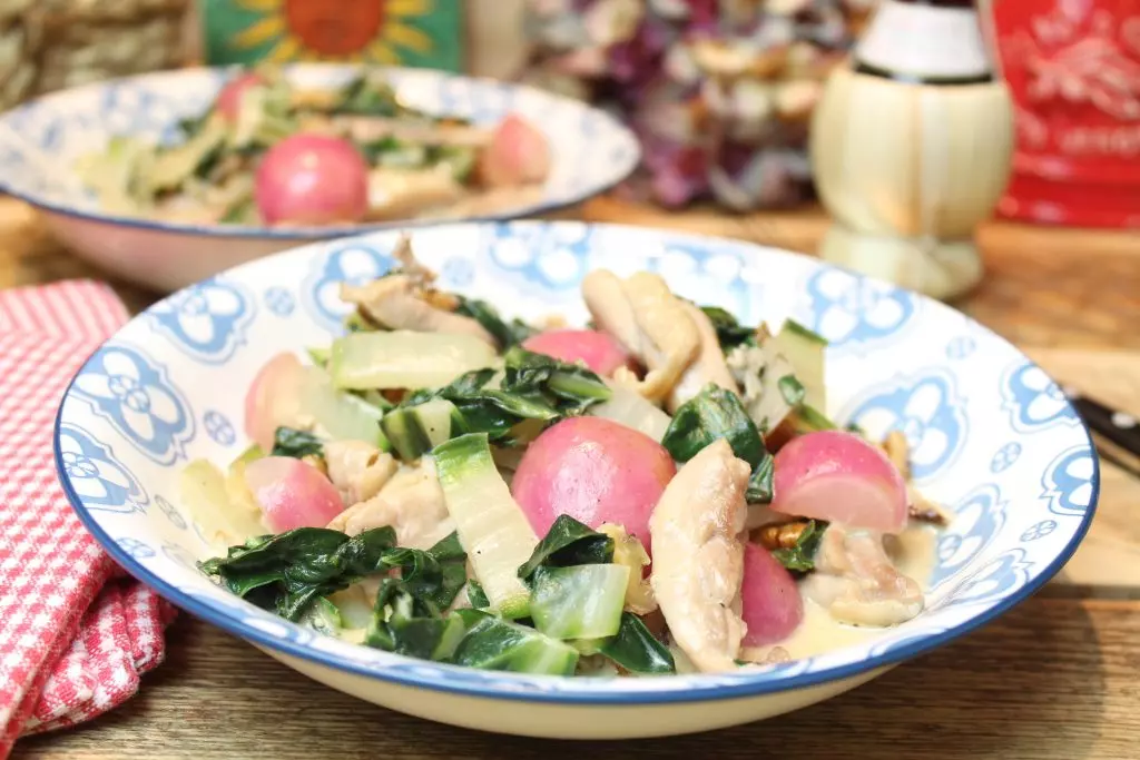 Keto-Hähnchenpfanne: Eine Symphonie aus Mangold und Radieschen