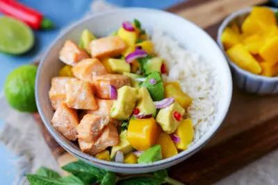 Schnelle Lachs-Bowl mit exotischer Mango-Avocado-Salsa