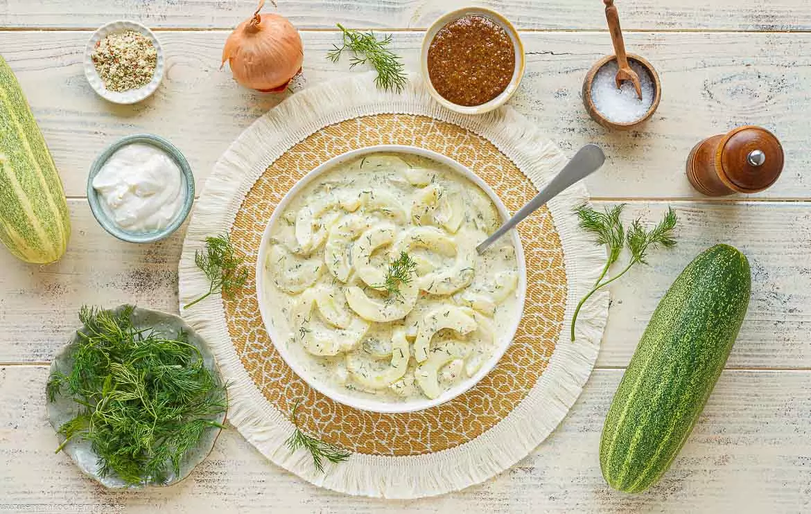 Cremige Schmorgurken mit Schmand und frischem Dill