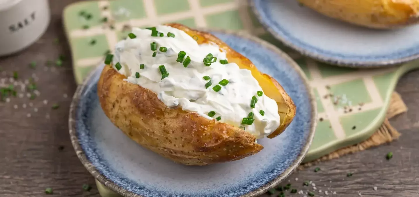 Herzhafte Ofenkartoffeln mit cremigem Kräuterquark: Ein zeitloser Genuss