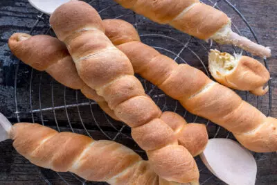 Stockbrot ohne Hefe: Schnell und lecker für Lagerfeuer und Ofen