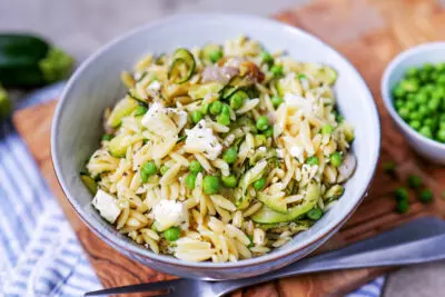 Orzo-Salat mit Zucchini, Erbsen und Feta: Ihr neues Lieblingsrezept für den Sommer