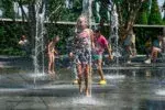 Abenteuerliche Wasserspielplätze: Abkühlung und Spaß für Kinder