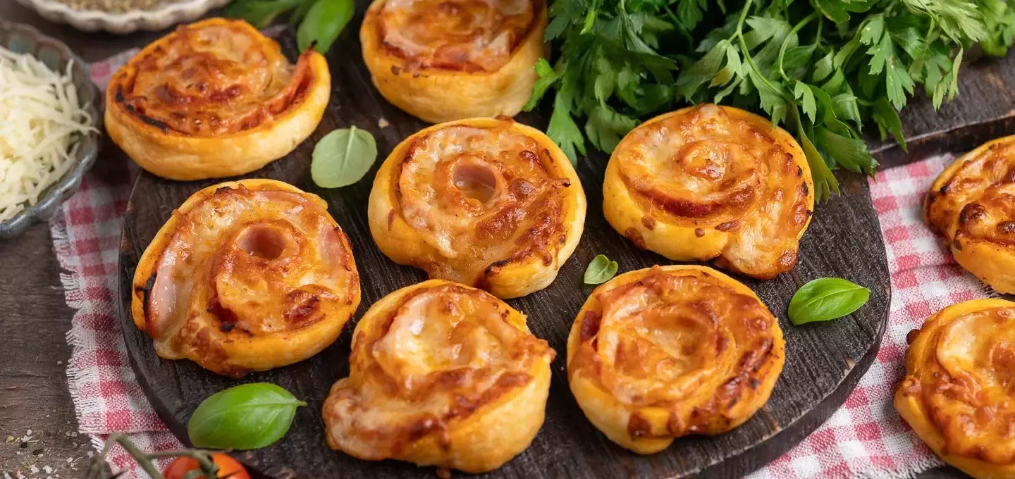 Knusprige Blätterteig-Pizzaschnecken mit Schinken und Käse