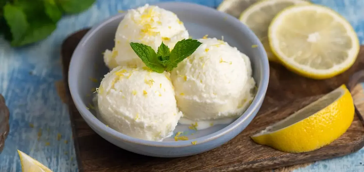 Erfrischendes Buttermilch-Zitronen-Eis aus der Ninja Creami
