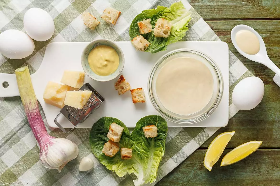 Das Geheimnis eines perfekten Caesar Dressings: Authentisch und einfach zubereitet