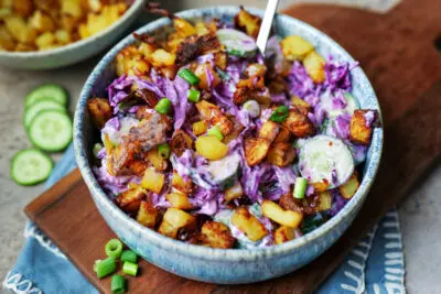 Knuspriger Kartoffelsalat mit Rotkohl und Joghurt-Dressing