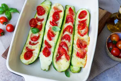 Schnelle Ofen-Zucchini mit Tomaten und Mozzarella