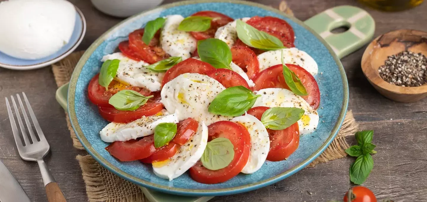 Caprese: Der zeitlose italienische Salat aus Tomaten, Mozzarella und Basilikum