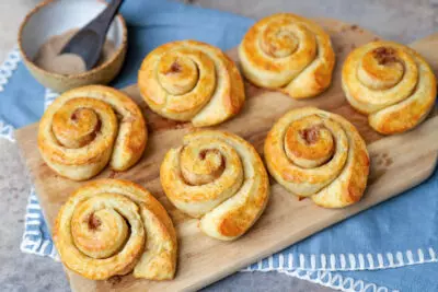 Fluffige Zimtschnecken aus Quark-Öl-Teig: Ein schnelles Rezept ohne Hefe