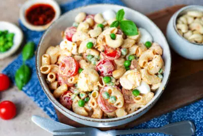 Nudelsalat mit knusprigem Chili-Joghurt-Dressing: Ein schnelles Rezept für den Sommer