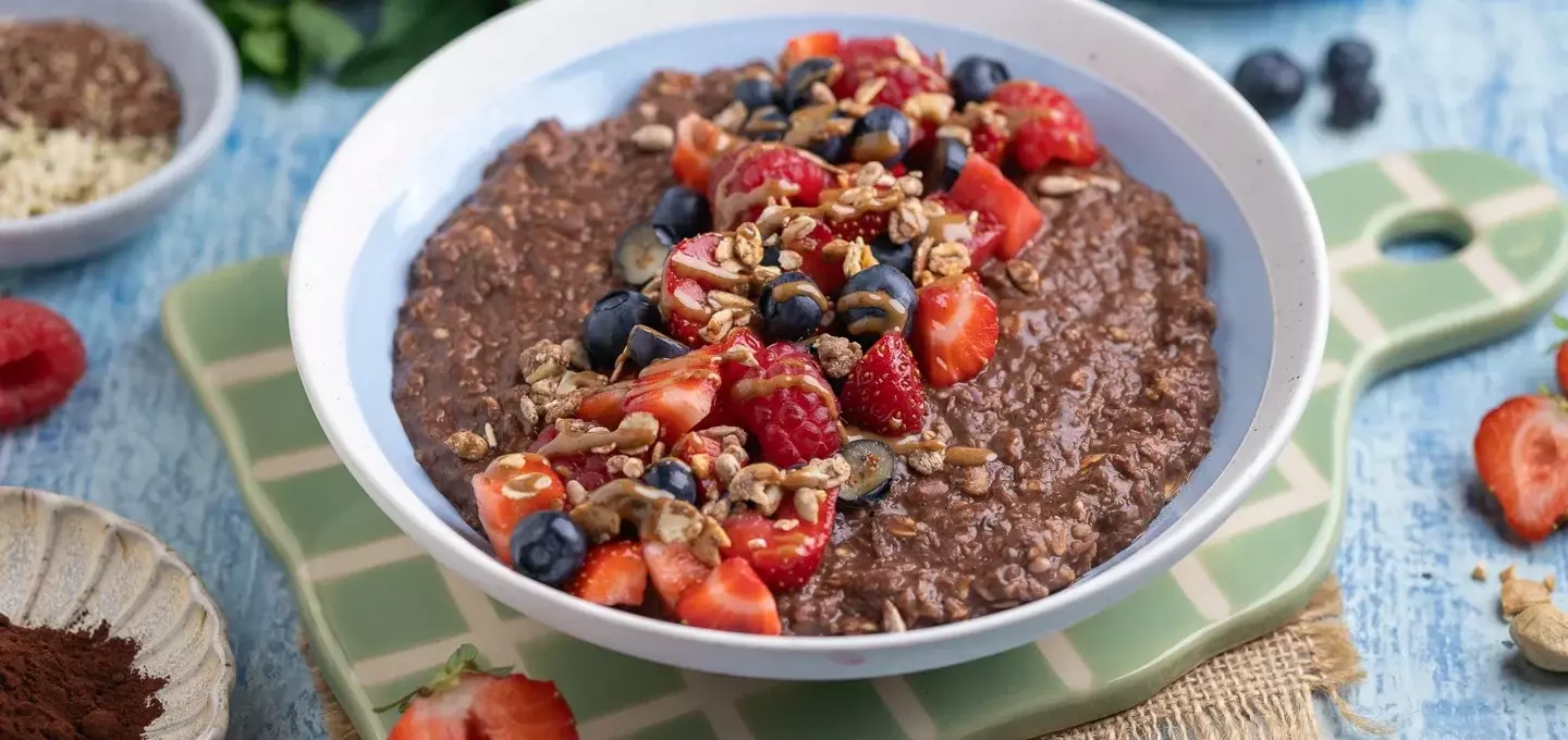 Schokoladen-Porridge mit Früchten und Nüssen: Ein gesunder Start in den Tag