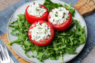 Blitzschnelle gefüllte Tomaten mit Feta und Hüttenkäse: Ein proteinreicher Genuss