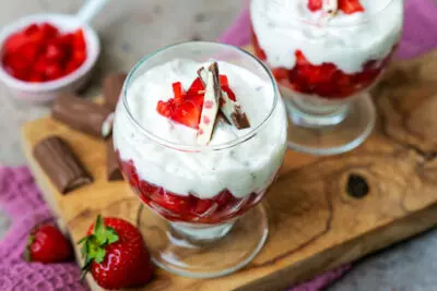 Blitzschnelles Erdbeer-Yogurette-Dessert im Glas