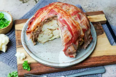 Die perfekte Low-Carb-Blumenkohlbombe: Ein Genuss mit Hackfleisch und knusprigem Speck