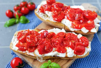 Burrata-Baguette mit ger￶steten Tomaten: Ein schnelles und köstliches Rezept