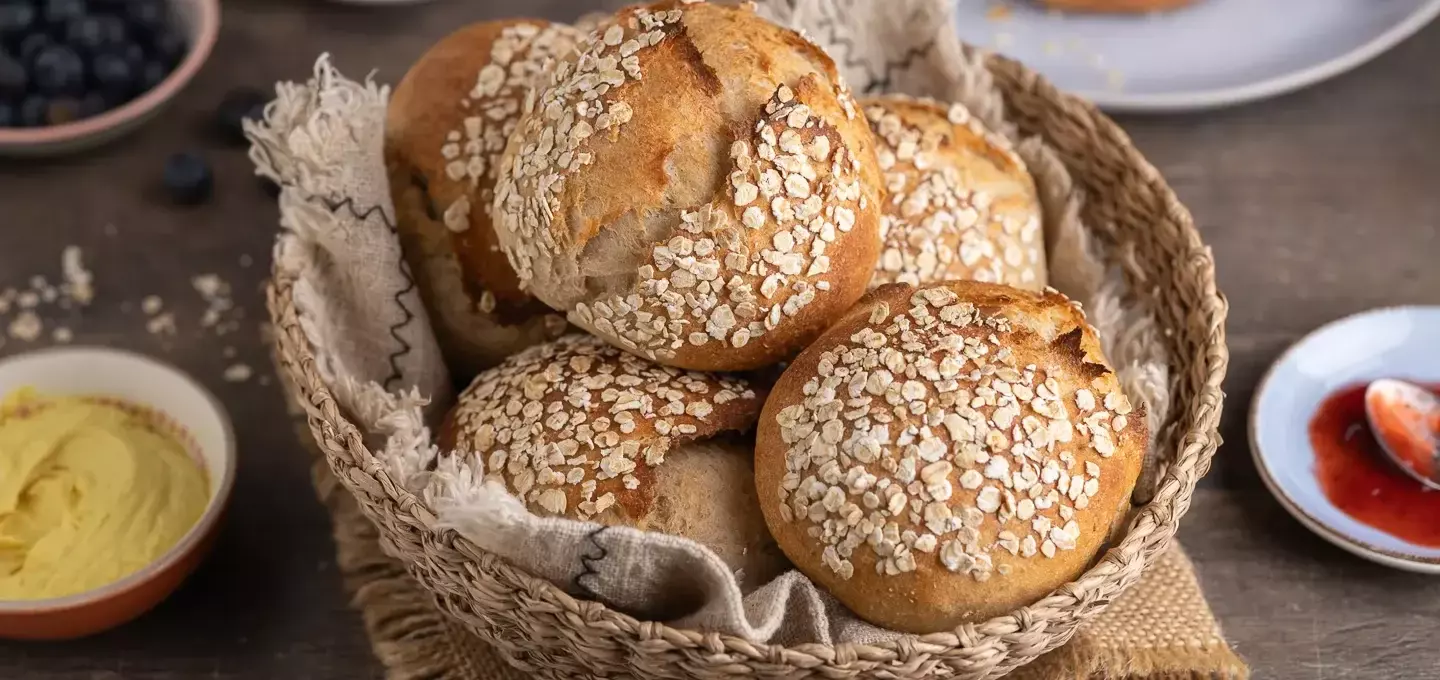 Hausgemachte Dinkel-Hafer-Brötchen: Knusprig und einfach über Nacht zubereitet
