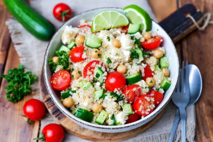 Köstlicher Quinoa-Salat mit Feta: Schnell zubereitet und vielseitig