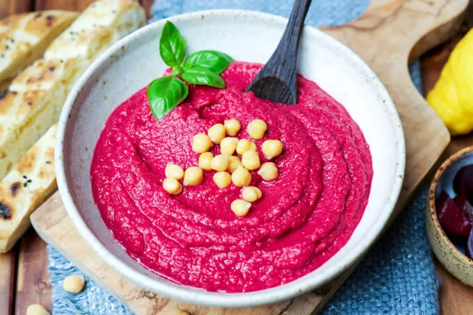 Rote Bete Hummus: Cremiger und schneller Dip für jede Gelegenheit