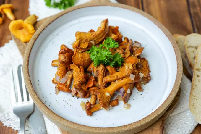 Pfifferlinge perfekt zubereiten: Knusprig braten und genießen