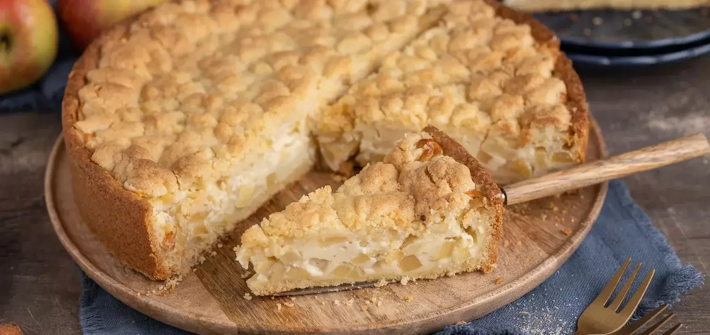 Omas bester Apfelkuchen mit cremigem Pudding und knusprigen Streuseln