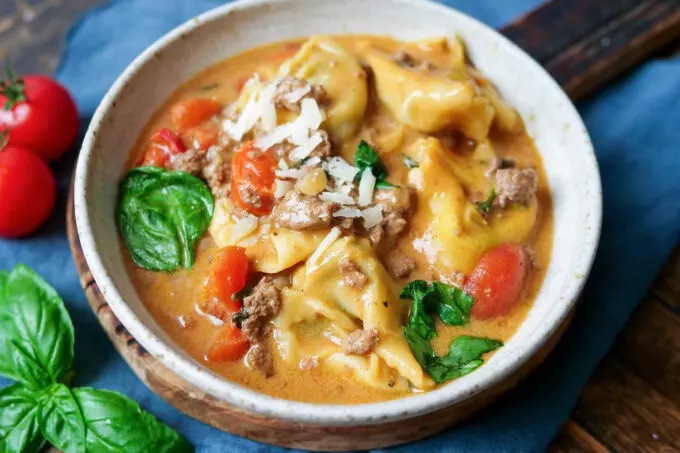 Cremige Tortellini-Suppe mit Hackfleisch: Ein schnelles Familienrezept