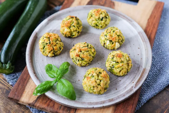 Knusprige Zucchini-Feta-Bällchen: Vielseitig und einfach zuzubereiten