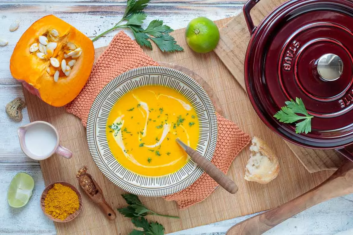 Exotische cremige Kürbis-Kokos-Suppe: Ein Herbstgenuss
