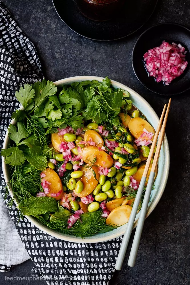 Koreanische Miso-Reiskuchen: Eine vegane Köstlichkeit mit Edamame und frischen Kräutern