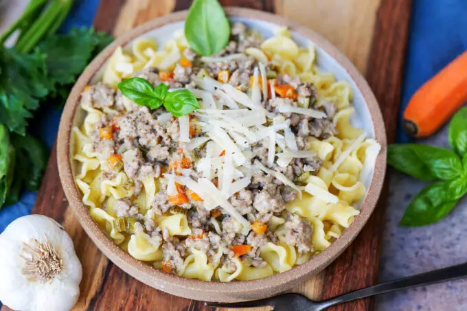 Cremige Weiße Bolognese: Ein schnelles Familienrezept ohne Tomaten