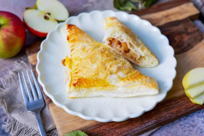 Schnelle und knusprige Apfeltaschen aus Blätterteig – ein Genuss in 35 Minuten