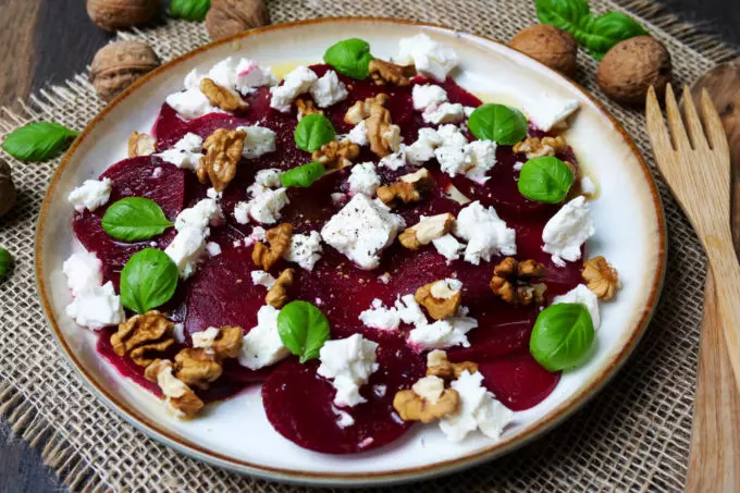 Rote-Bete-Salat mit Feta und Ahornsirup-Senf-Dressing: Eine kulinarische Offenbarung