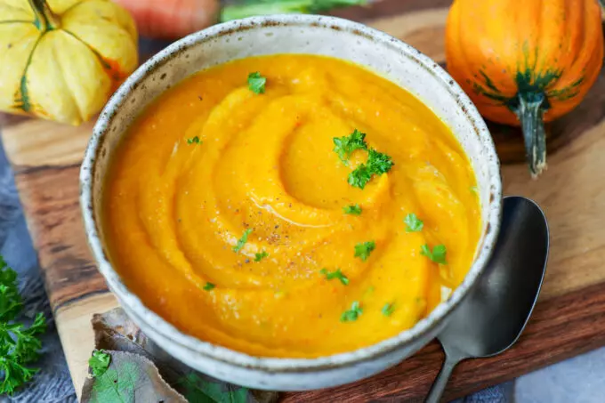 Samtige Kürbis-Karotten-Suppe: Ein Gaumenschmaus für Jung und Alt