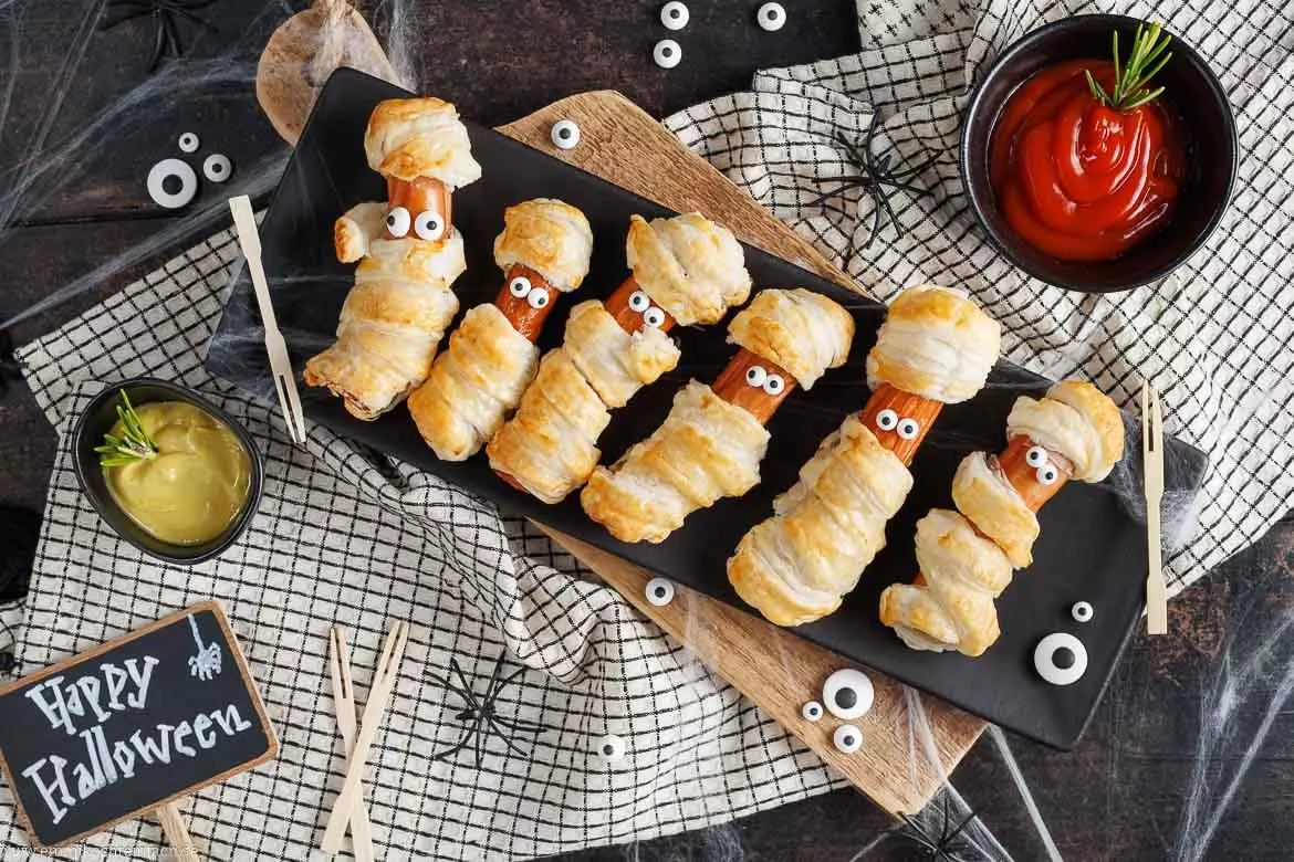 Kreative Mumien-Würstchen im Blätterteig: Der Hit für jede Halloween-Party