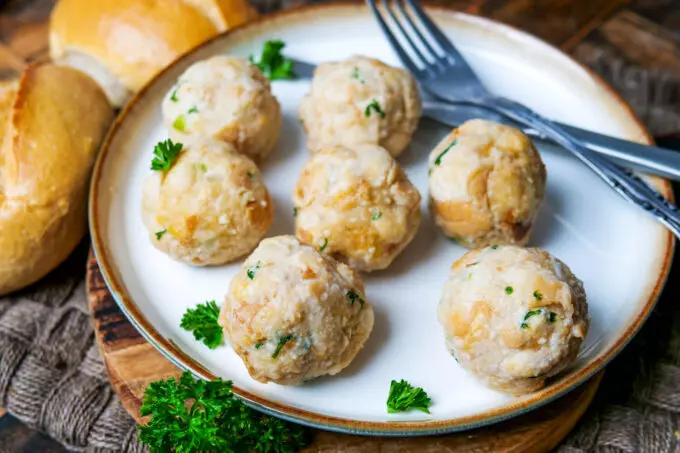 Hausgemachte Semmelknödel: Ein traditionelles Rezept für fluffige Beilagen