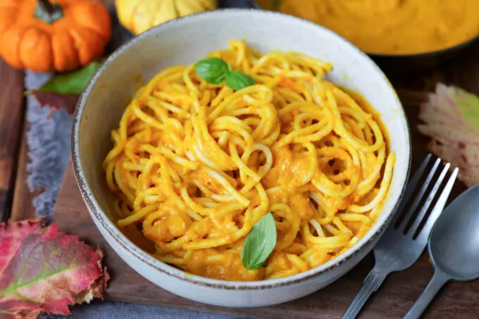 Cremige Spaghetti mit Kürbissoße: Herbstgenuss in 25 Minuten