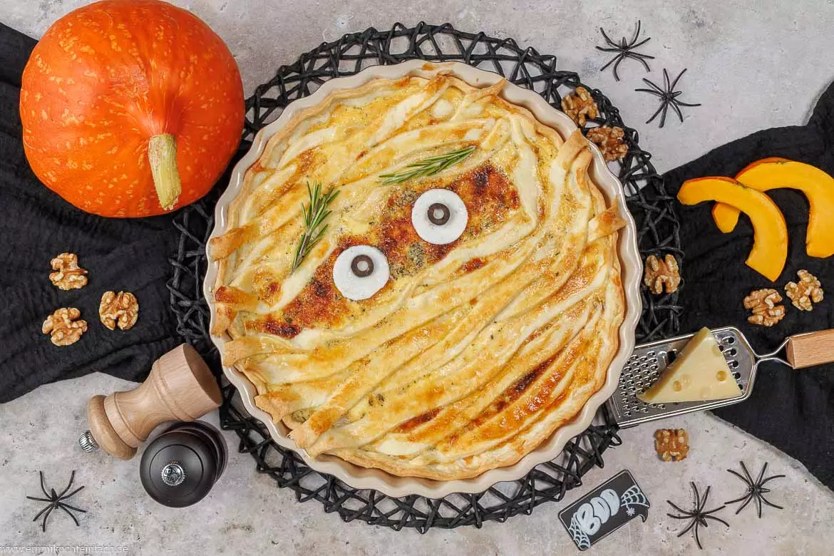 Gruselig-köstlich: Halloween-Mumien-Quiche mit Kürbisfüllung