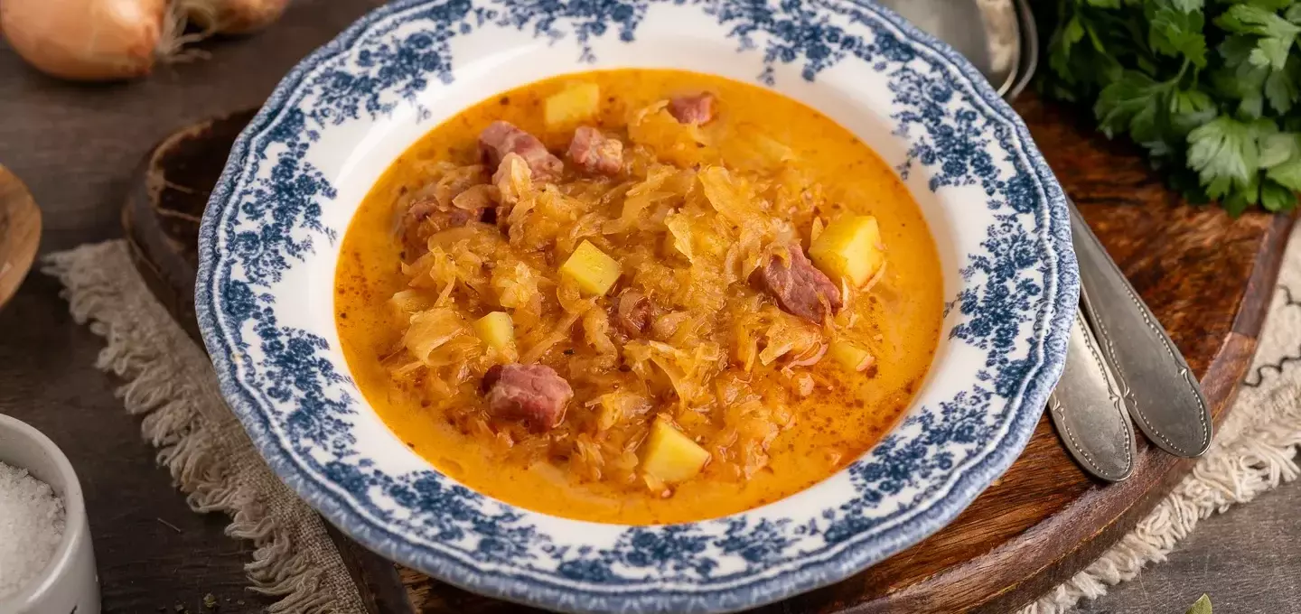 Deftige Sauerkrautsuppe mit Kassler und Kartoffeln: Ein traditionelles Familienrezept