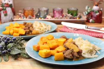 Festliches Orangen-Entengulasch mit Ofenkürbis und Weihnachtskraut
