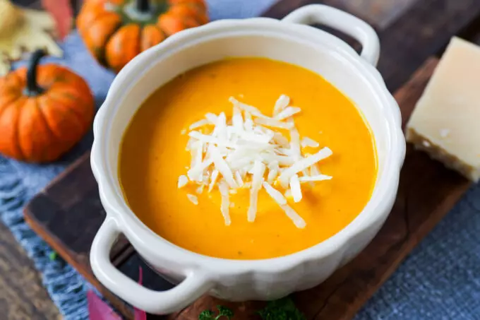 Cremige Kürbis-Parmesan-Suppe: Herbstlicher Genuss, schnell zubereitet