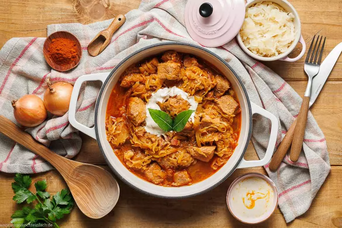 Traditionelles Szegediner Gulasch: Ein Schweinefleisch-Sauerkraut-Festmahl