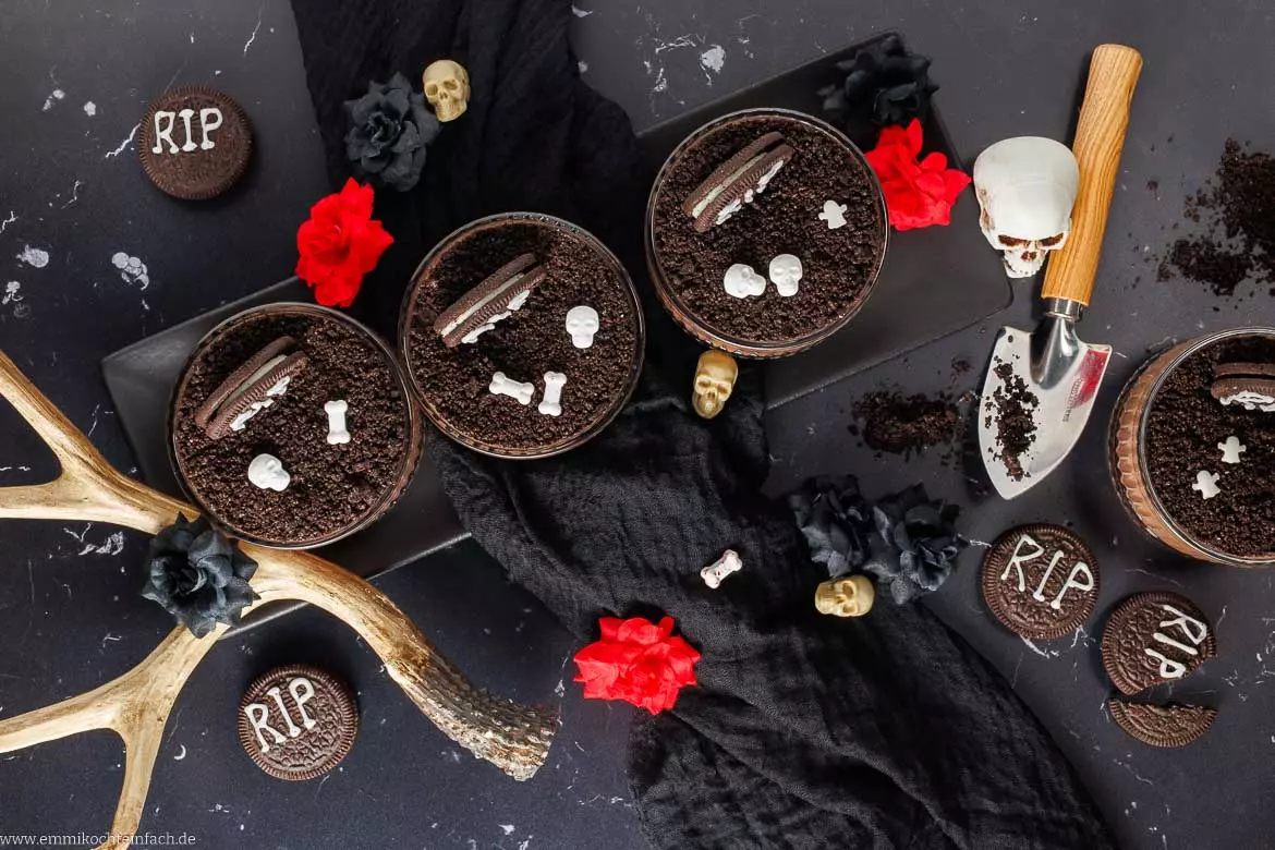 Schaurig-schönes Halloween-Schichtdessert im Glas: Einfach und köstlich